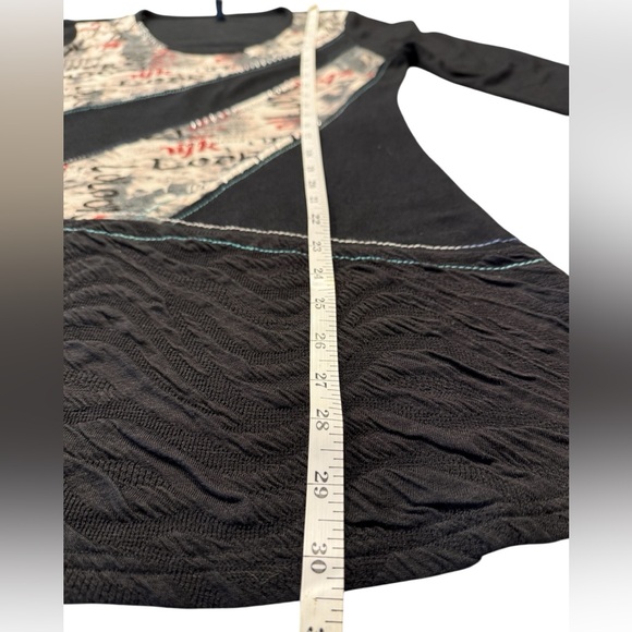 Sacred Threads Black and White Asymmetrical Graphic Long Sleeve Top - Picture 9 of 11